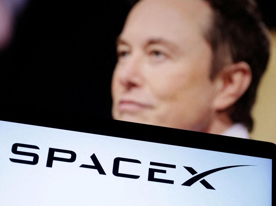 スペースXのロゴとイーロン・マスク氏のコラージュ（ロイター＝共同）