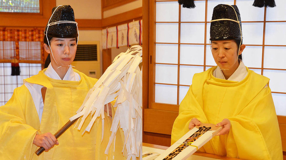 明治期以降で初めての女性神職となった桜木さん（左）と小山さん＝２０２４年１２月２７日、鶴岡八幡宮