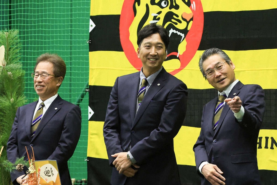 年賀会に出席した（左から）粟井球団社長、藤川監督、嶌村球団本部長