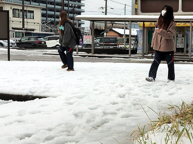 雪道を歩く人たち＝９日午前８時５０分ごろ、高岡駅前