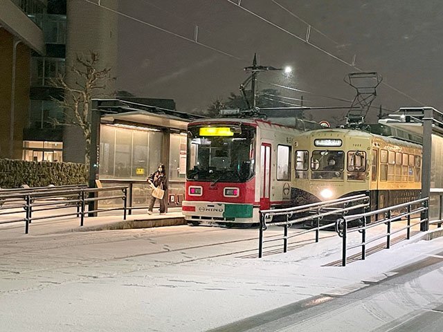 雪が強まり、路面が真っ白になった富山市中心部∥県庁前＝９日午後７時４５分ごろ