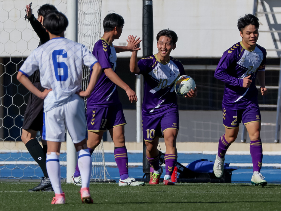 2年生FW三鴨奏太(写真中央)が4ゴール2アシストの大爆発!(Kaoru WATANABE/GEKISAKA)