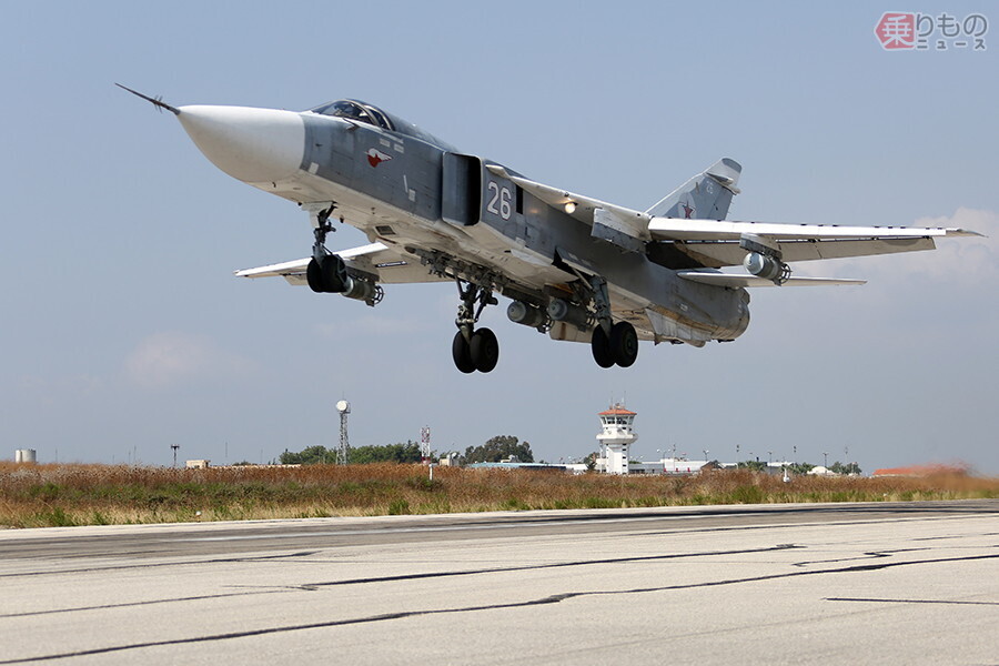 フメイミム空軍基地から飛び立つロシア空軍のSu-24戦闘爆撃機（画像：ロシア国防省）。