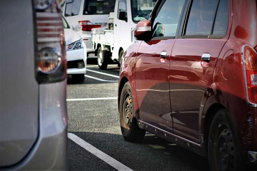 大型駐車場の大型駐車場所探しの困難（画像：写真AC）