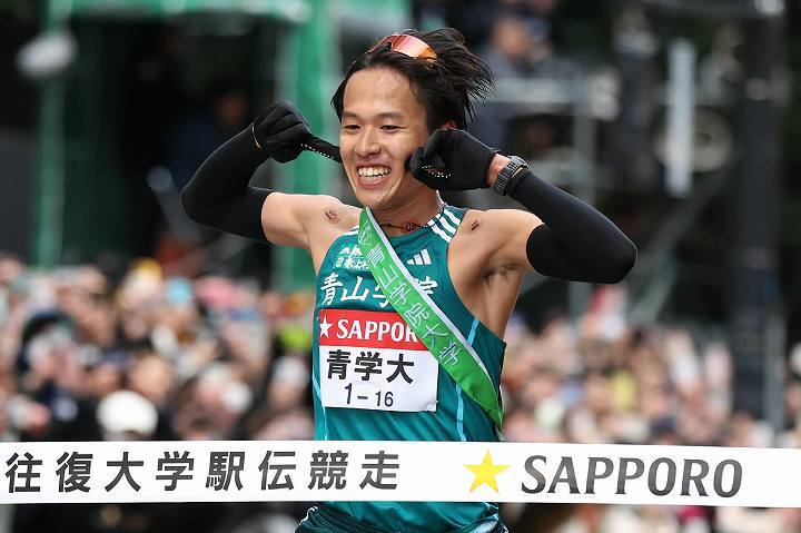 青山学院大は10時間41分19秒の大会新記録で8度目の優勝を飾った。写真：滝川敏之