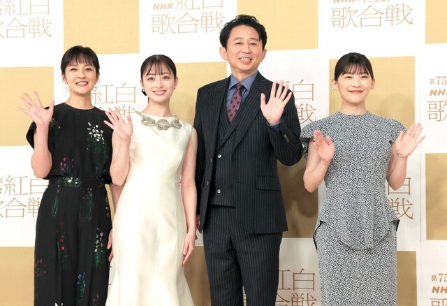 「第75回NHK紅白歌合戦」司会の（左から）鈴木奈穂子アナウンサー、橋本環奈、有吉弘行、伊藤沙莉