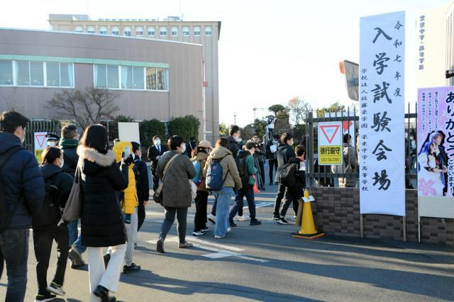 10日に入試が始まった栄東中学校。朝から多くの受験生が訪れた=2025年1月10日、さいたま市見沼区砂町2丁目、本間ほのみ撮影