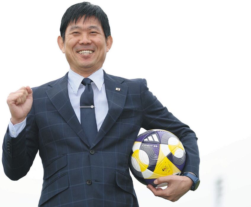 ポーズを取るサッカー男子日本代表の森保一監督