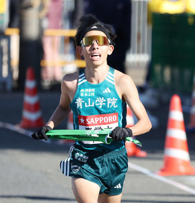 戸塚中継所に駆け込む青学大2区黒田朝（撮影・宮地輝）