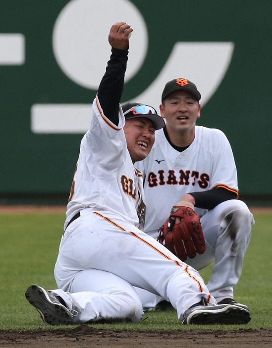 巨人・岡本和（左）と岸田