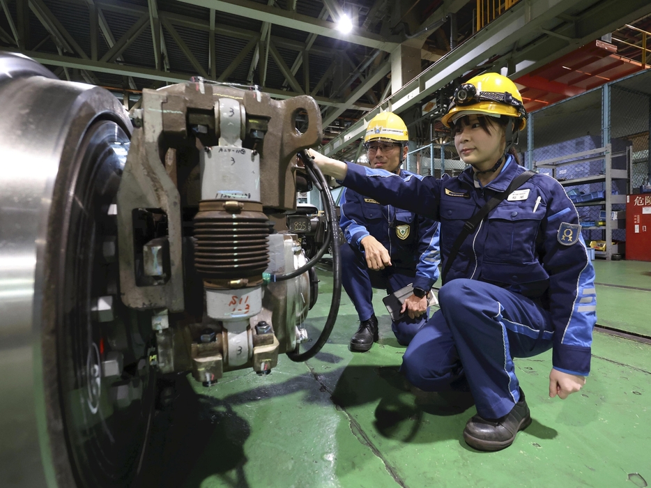 台車の整備に携わる稲尾友菜さん（右）