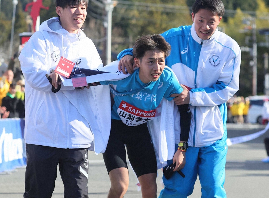 ＜箱根駅伝往路・芦ノ湖ゴール＞15位でゴールする山梨学院大5区・弓削（撮影・尾崎　有希）