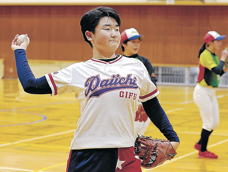 女子野球の巨人に入団する桑沢選手＝金沢市内