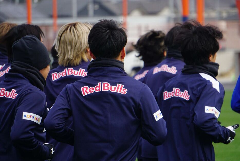 ランニングを行う大宮の選手たち。背中には「RedBulls」の文字（カメラ・岡島　智哉）