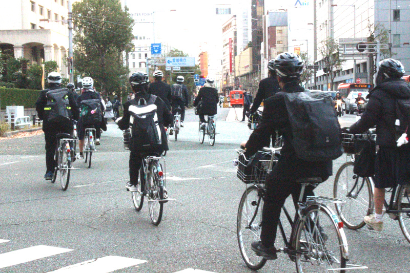 通勤・通学時間帯の松山市内。ヘルメットを着けて自転車に乗った人が目立った=昨年12月10日午前8時ごろ、愛媛県庁前