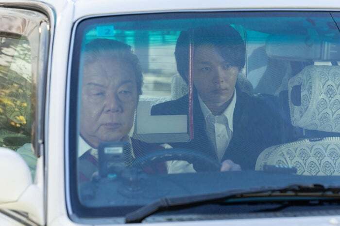 古田新太、中村倫也「ノンレムの窓 2025・新春」より「前の車を追ってください」（C）日本テレビ