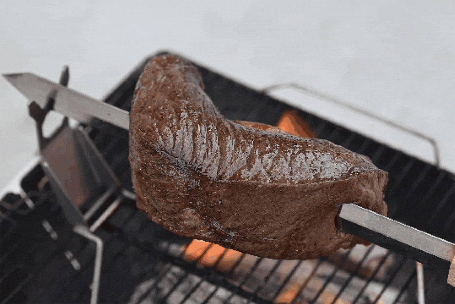 牛肉の塊を丸焼きにするローストスタンド