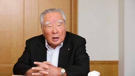 2024年12月25日に悪性リンパ腫のため逝去した鈴木修氏。享年94歳。スズキ躍進の立役者であり、自動車業界のカリスマ経営者として多くの功績を残した（撮影：尾形文繁、2016年9月）