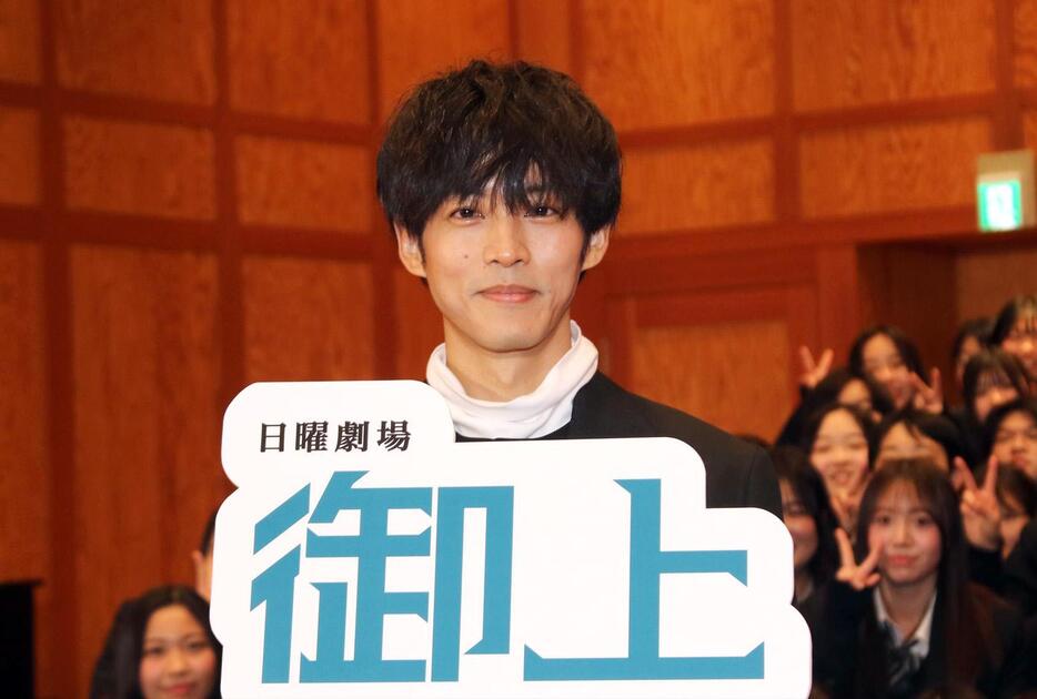 TBS系日曜劇場「御上先生」のサプライズ学校訪問イベントに登場した松坂桃李さん