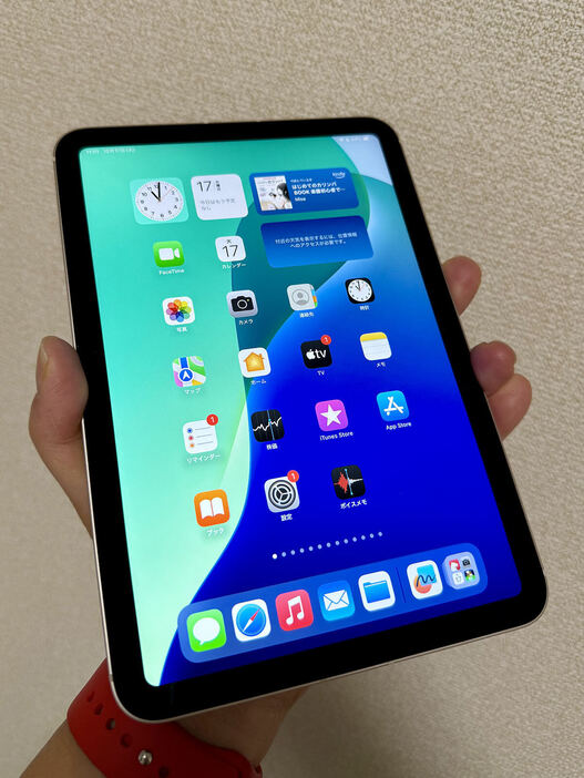 手が大きいからか、iPad miniは無理なく片手で持てます。机がなくても、立ったままでも、使いやすくて助かります