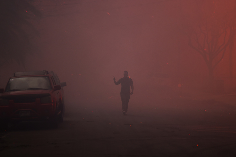 米カリフォルニア州ロサンゼルス近郊の高級住宅地で７日に発生した山火事は鎮火の気配を見せておらず、これまでに少なくとも２人が死亡、数百棟の建物が破壊された。写真はカリフォルニア州アルタデナで同日撮影（２０２５年　ロイター/David Swanson）