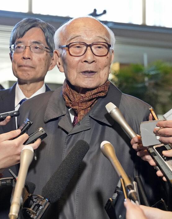 石破首相との面会後に記者団の取材に応じる、ノーベル平和賞を受賞した被団協の代表委員田中熙巳さん＝8日午前、首相官邸