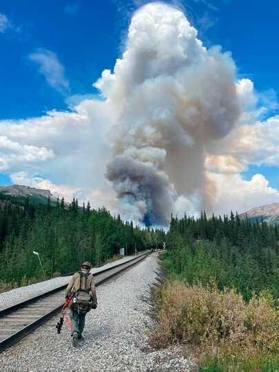 アラスカ州デナリ国立公園・自然保護区、ライリーで発生した山火事の消火に向かう消防隊員。