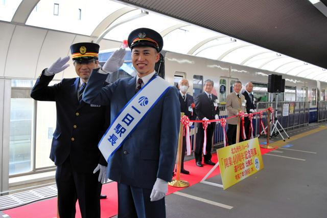 一日駅長を務めた池田優太朗さん（右）=2025年1月9日午前、北九州市小倉北区、城真弓撮影