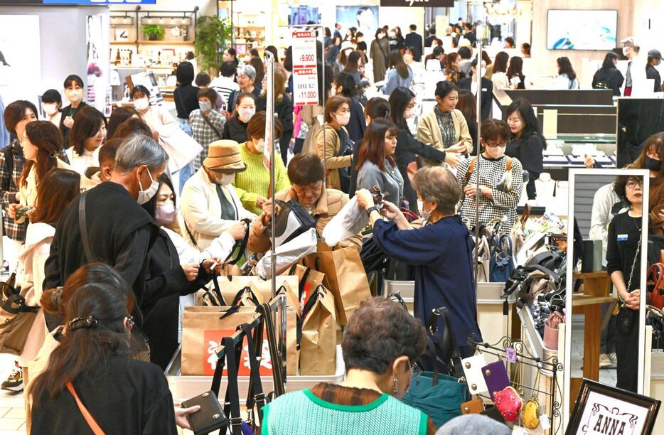 初売りが始まり、福袋や特価品を求めて売り場に詰めかける買い物客＝2日午前、那覇市のデパートリウボウ