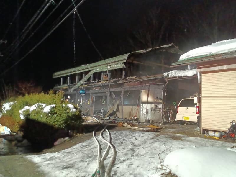 火事で焼けた住宅＝６日午後、高山市丹生川町