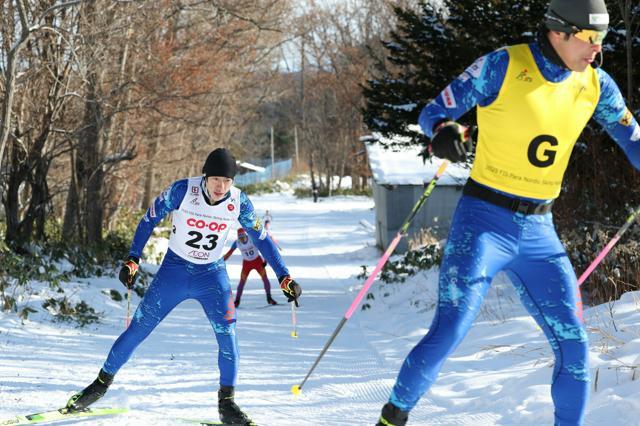 男子5キロフリー（視覚障害）で、優勝した有安諒平（左）。右手前はガイドスキーヤーの藤田佑平=吉田耕一郎撮影