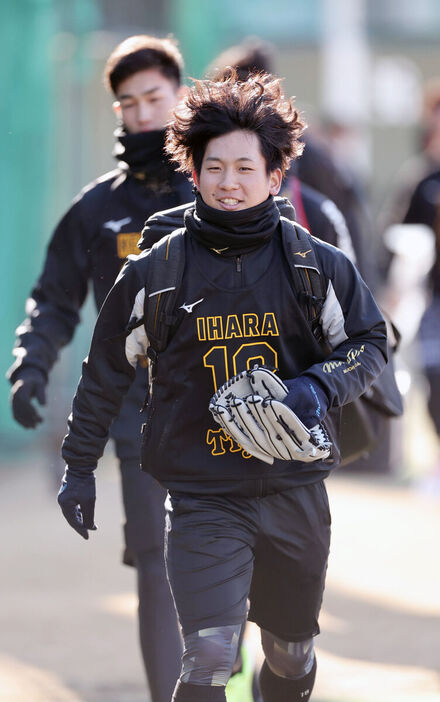 球場で準備する伊原陵人（カメラ・岩田　大補）