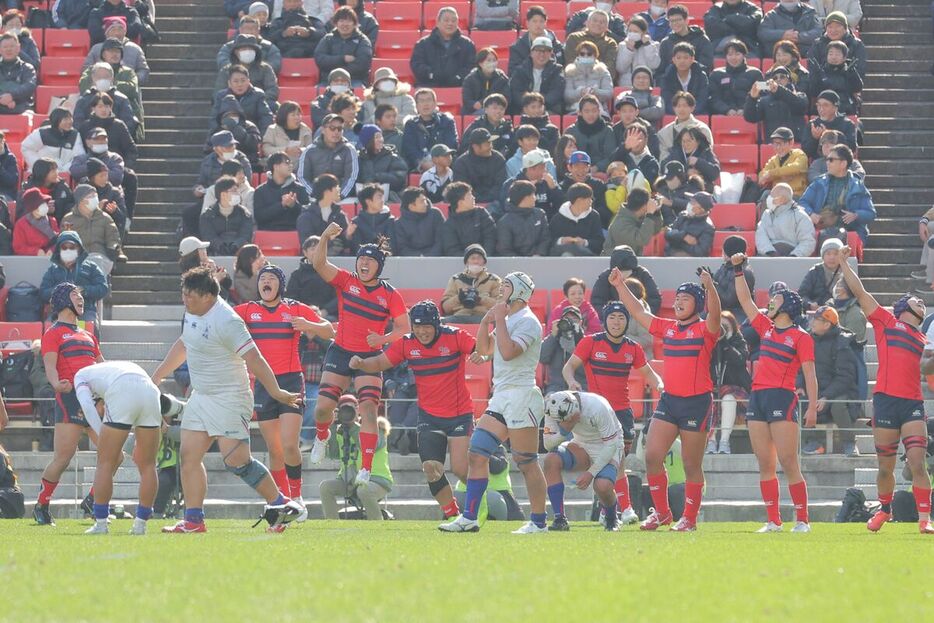 大分東明に競り勝ち、大喜びする常翔学園フィフティーン（カメラ・朝田　秀司）