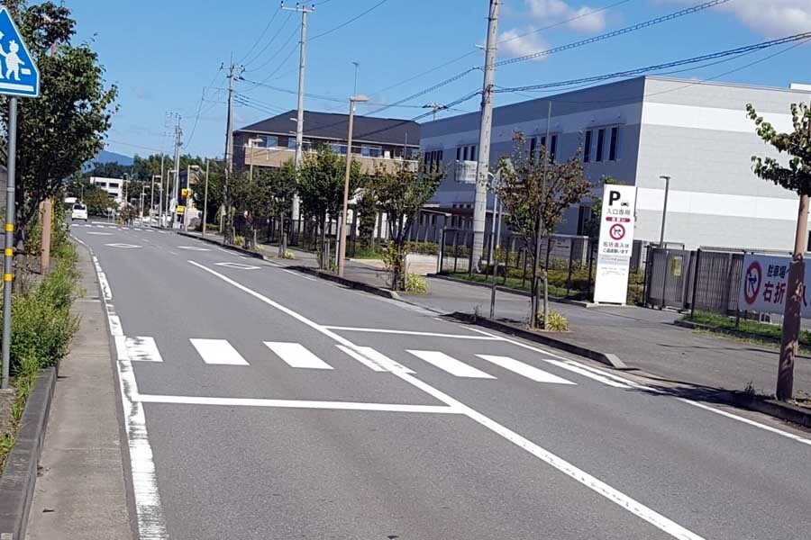 信号機のない横断歩道（画像：写真AC）