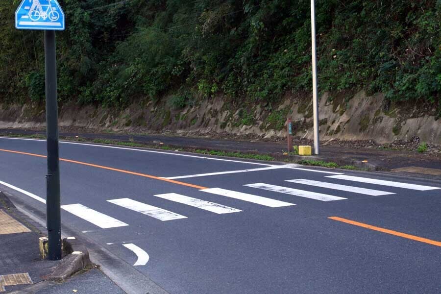 信号機のない横断歩道（画像：写真AC）