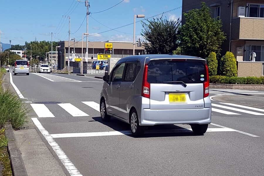 信号機のない横断歩道（画像：写真AC）