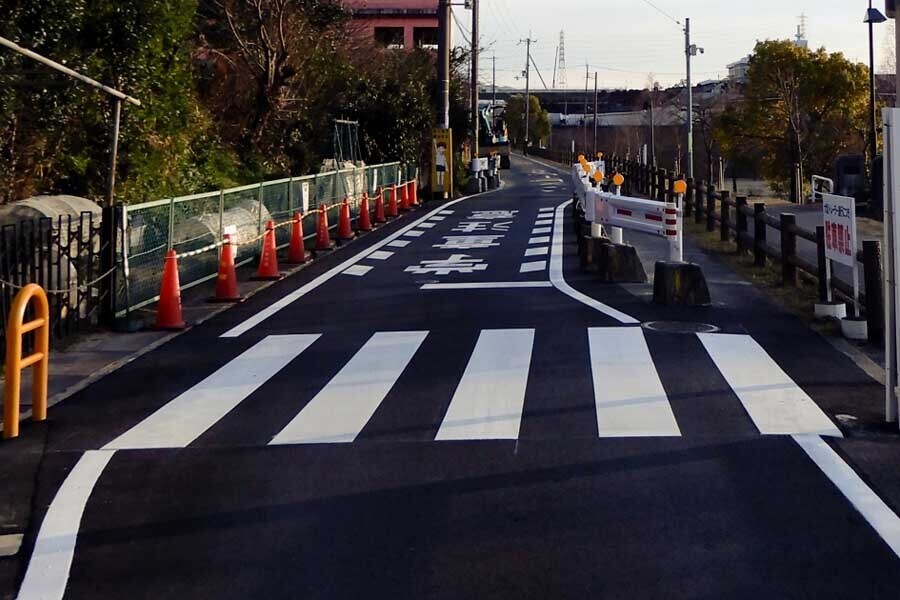 信号機のない横断歩道（画像：写真AC）