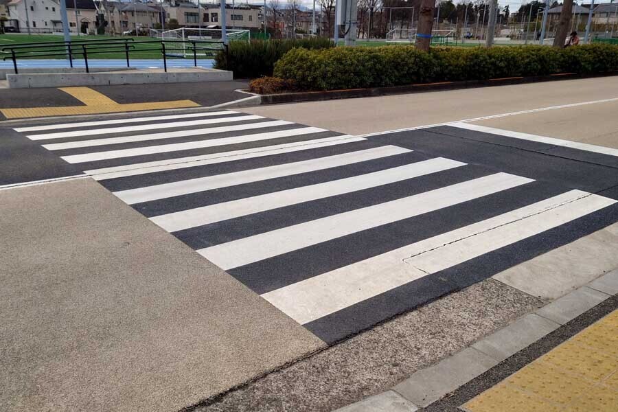 信号機のない横断歩道（画像：写真AC）