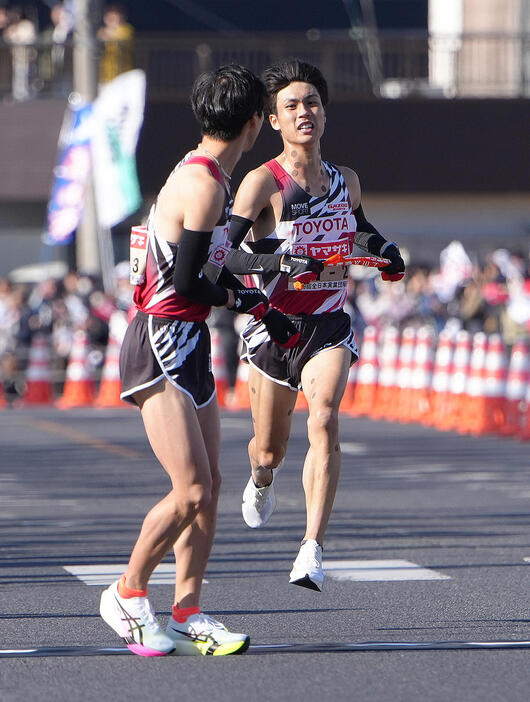 第2中継所でタスキリレーするトヨタ自動車の2区鈴木（右）と3区太田（撮影・足立雅史）