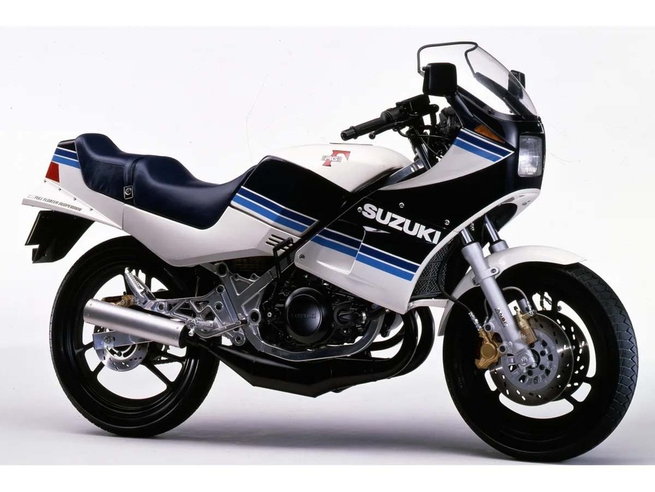 RG250Γ（1983年） [SUZUKI] レーサーさながらのハーフカウルに世界初のアルミ角パイプダブルクレードルフレームを採用。レーサーレプリカというジャンルを生み出した一台。