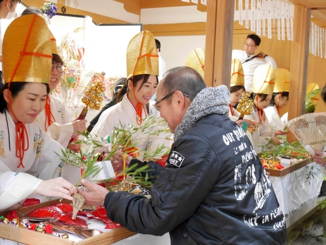 参拝者に福を授ける福娘ら=10日、奈良市春日野町の佐良気神社