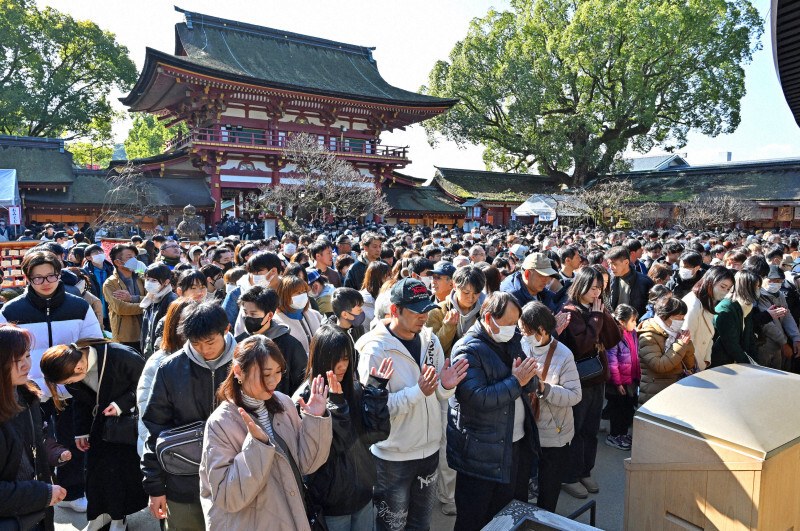 初詣に訪れた大勢の参拝客でにぎわう太宰府天満宮＝福岡県太宰府市で2025年1月2日、野田武撮影