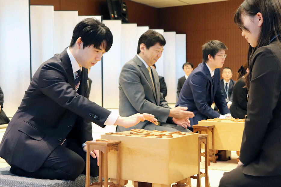 愛知・名古屋将棋対局場で初開催された年始行事「指し初め式」に、デビュー後初めて参加した藤井聡太七冠（左）と、師匠の杉本昌隆八段（中央）、齋藤裕也四段