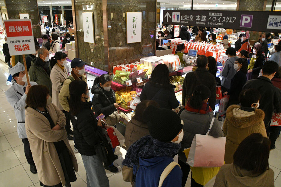 多くの来店客でにぎわう店内＝2日午前、浜松市中央区の遠鉄百貨店