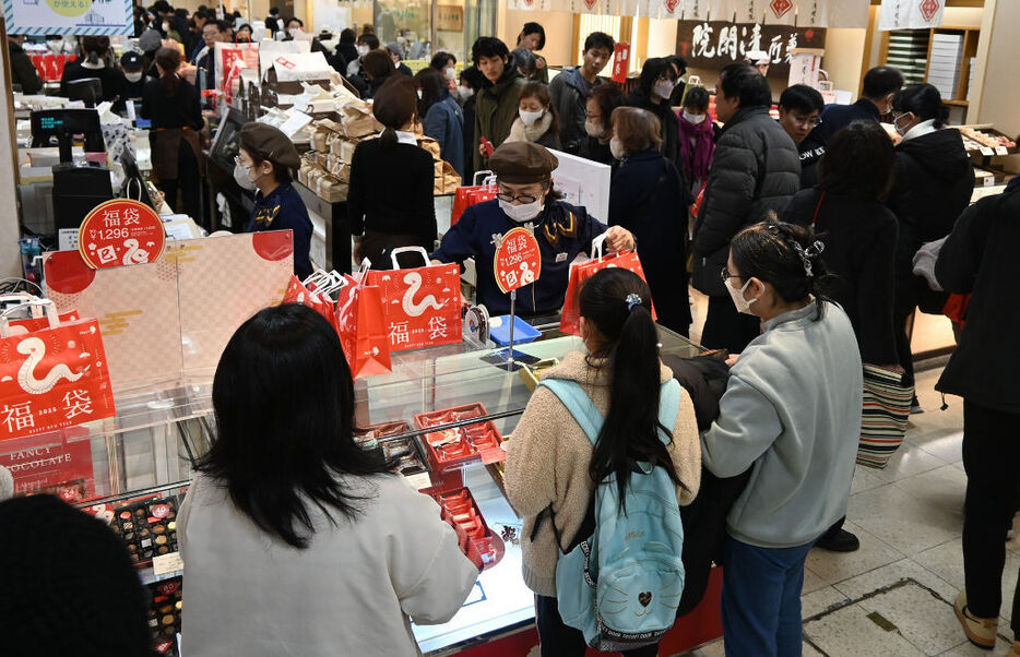 福袋を買い求める来店客でにぎわう店内＝2日午前、静岡市葵区の静岡伊勢丹