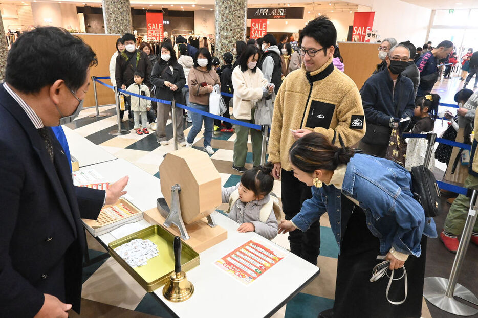 抽選会に参加する買い物客。行列は建物の外まで延びた＝2日午前、清水町のサントムーン柿田川