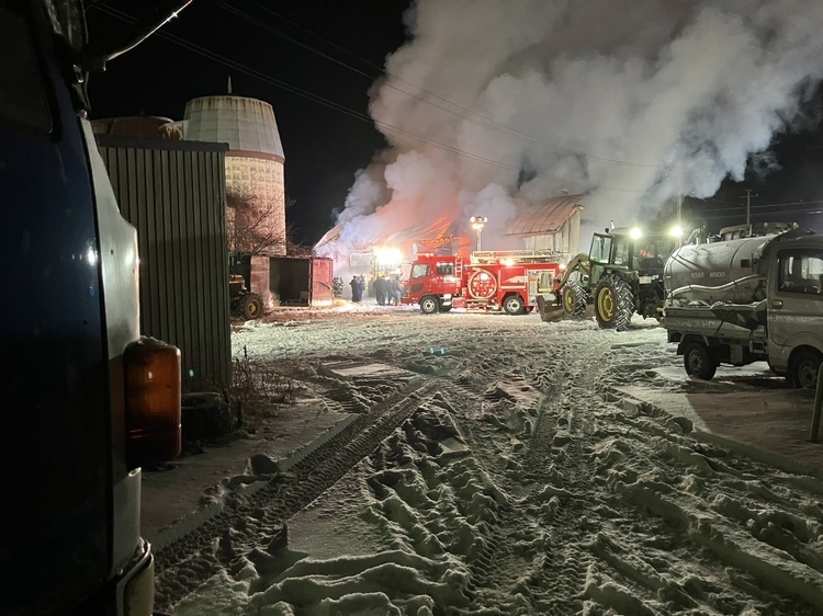 大樹町の倉庫火事（1日午後8時30分ごろ 撮影：視聴者）