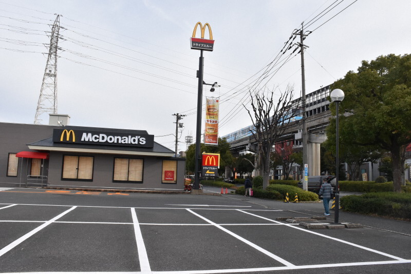 事件現場のファストフード店とその周辺＝北九州市小倉南区で2024年12月20日午前9時55分、山口響撮影