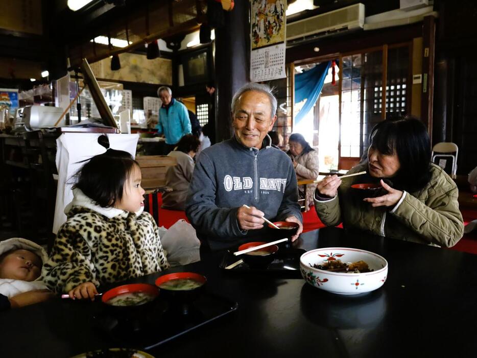 七草がゆを食べる家族