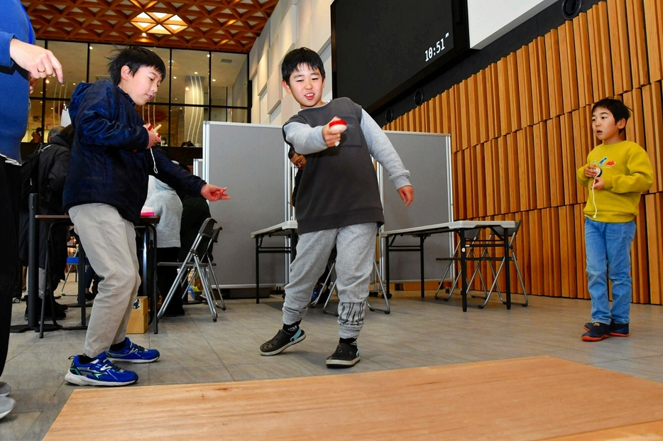 こま回しを楽しむ子どもたち＝1月3日、福井県あわら市のアフレア